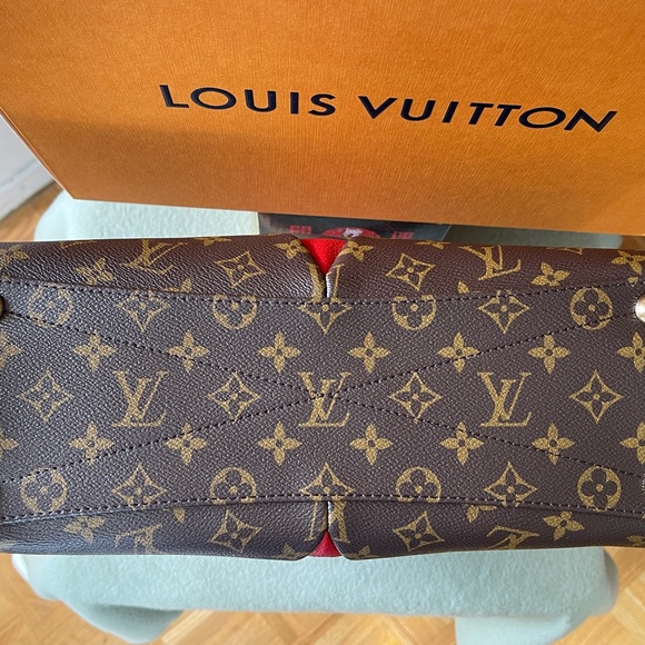 Authentic LV V Tote MM Rouge in Monogram With strap - Picture 10 of 15